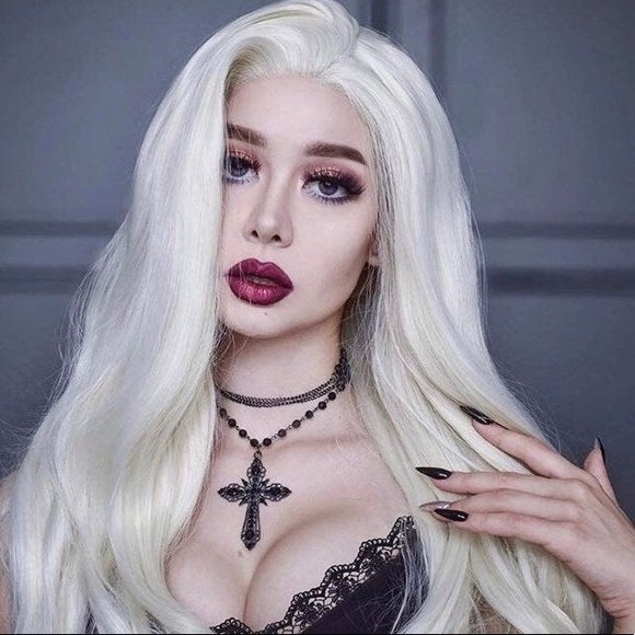- ✨24” PLATINUM BLONDE BODY WAVY LACE FRONT WIG *NEW